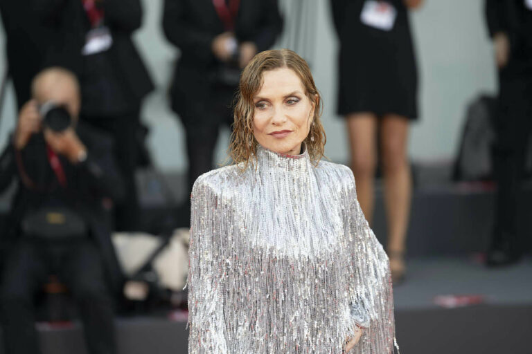 Isabelle Huppert presidente di Giuria di Venezia 81 Isabelle Huppert presidente di Giuria di Venezia 81