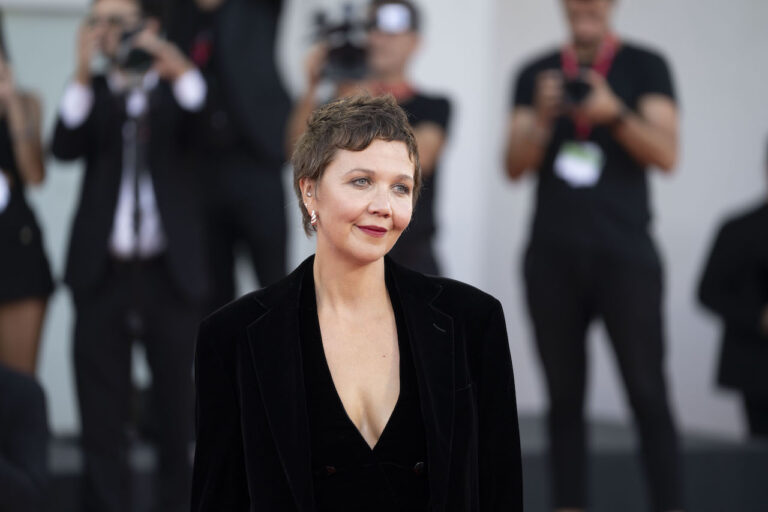 Maggie Gyllenhaal Presidente di Giuria a Venezia 83 Maggie Gyllenhaal Presidente di Giuria a Venezia 83