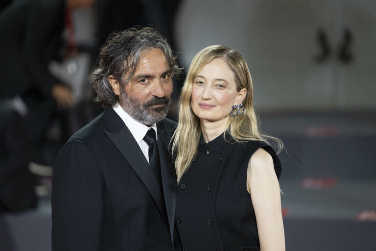 Venezia 80: Saverio Costanzo sul red carpet per Finalmente l&rsquo;Alba