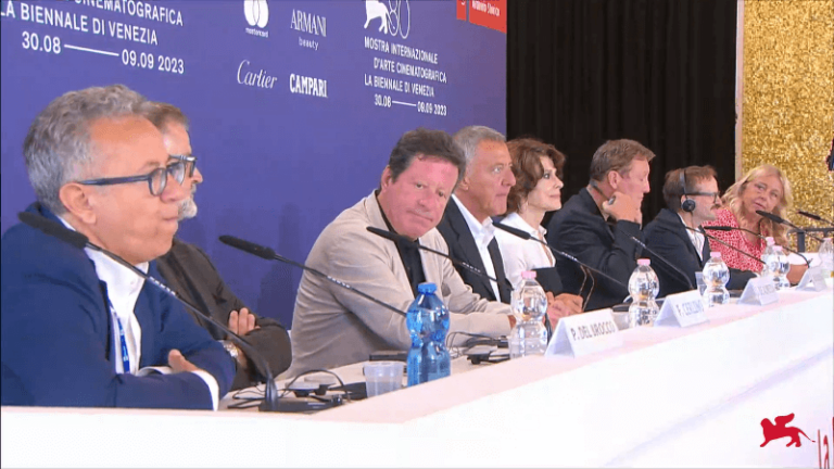 “Roman Polanski ha sempre ragione”, il cast di The Palace presenta il film a Venezia “Roman Polanski ha sempre ragione”, il cast di The Palace presenta il film a Venezia