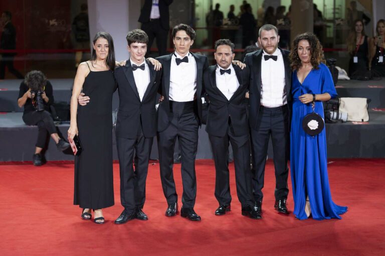 Venezia 80, le foto dal red carpet del film di chiusura La sociedad de la nieve
