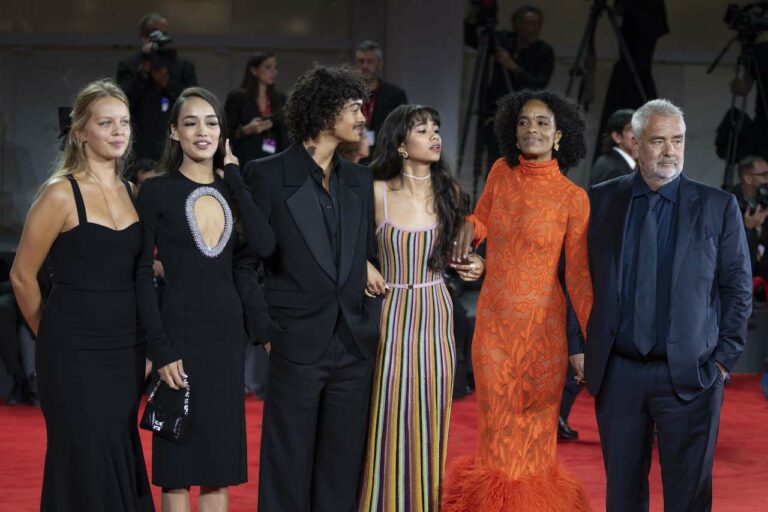 Venezia 80: le foto di Luc Besson e il cast di Dogman