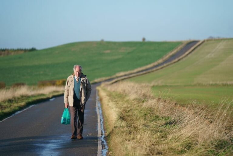 L&rsquo;imprevedibile viaggio di Harold Fry: recensione del film con Jim Broadbent