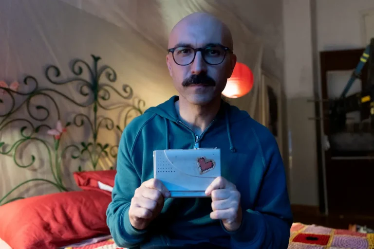 Il migliore dei mondi: recensione del film di e con Maccio Capatonda