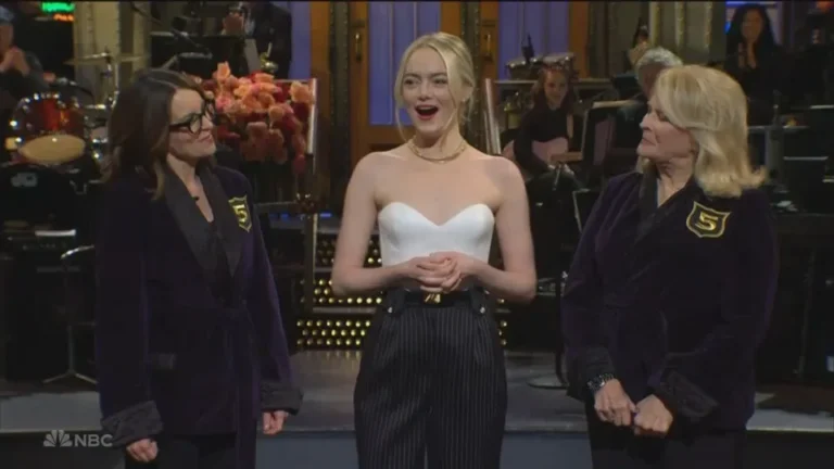 Emma Stone accolta nel Five-Timers Club di &lsquo;SNL&rsquo; da Tina Fey e Candice Bergen