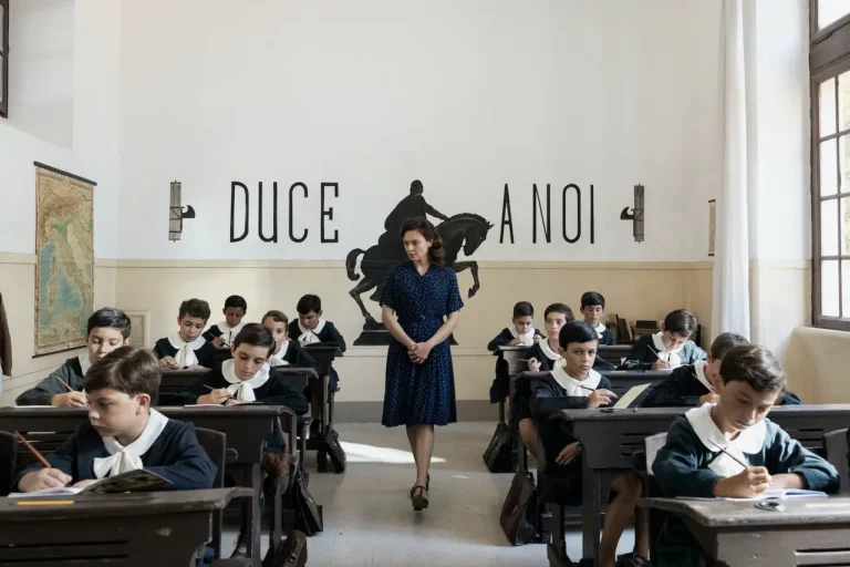 La storia: tutto quello che c&rsquo;&egrave; da sapere sulla nuova serie RAI con Jasmine Trinca e Elio Germano