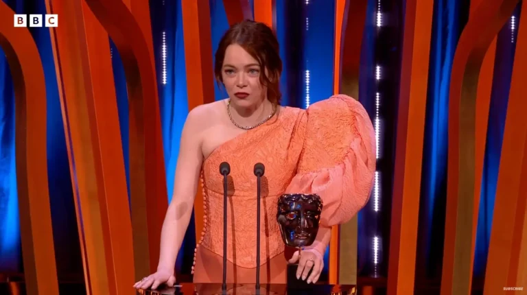 Emma Stone ringrazia lo sceneggiatore di ‘Poor Things’ per la battuta “Devo andare a prendere a pugni quel bambino” Emma Stone ringrazia lo sceneggiatore di ‘Poor Things’ per la battuta “Devo andare a prendere a pugni quel bambino”