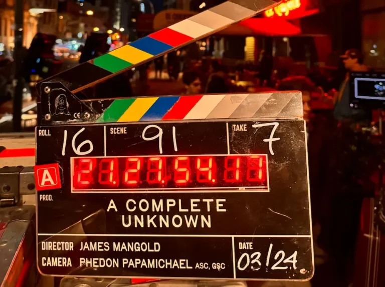 Timoth&eacute;e Chalamet &egrave; Bob Dylan nelle nuove foto del set, ecco Edward Norton!