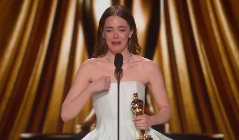 Emma Stone vince l&rsquo;Oscar come migliore attrice per Povere Creature: &ldquo;Grazie per il dono di una vita a Bella Baxter&rdquo;