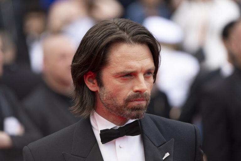 Sebastian Stan &egrave; irriconoscibile nella prima immagine del nuovo film Fjord