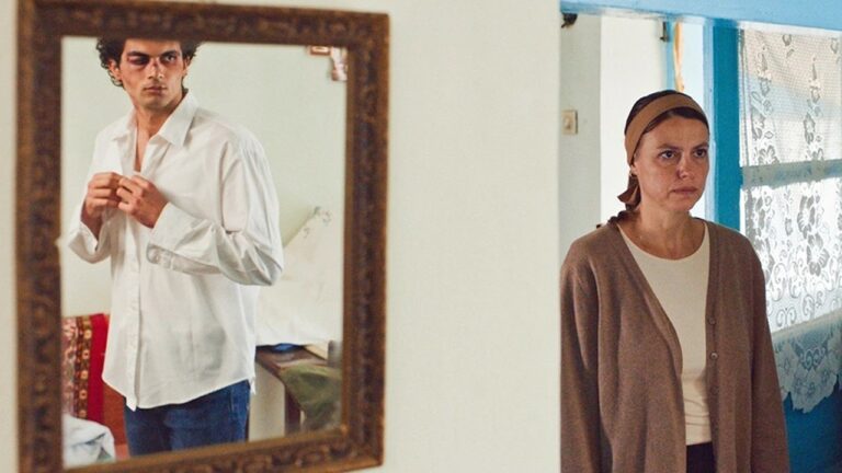 Three Kilometers to the End of the World, recensione del film di Emanuel P&acirc;rvu &ndash; Cannes 77