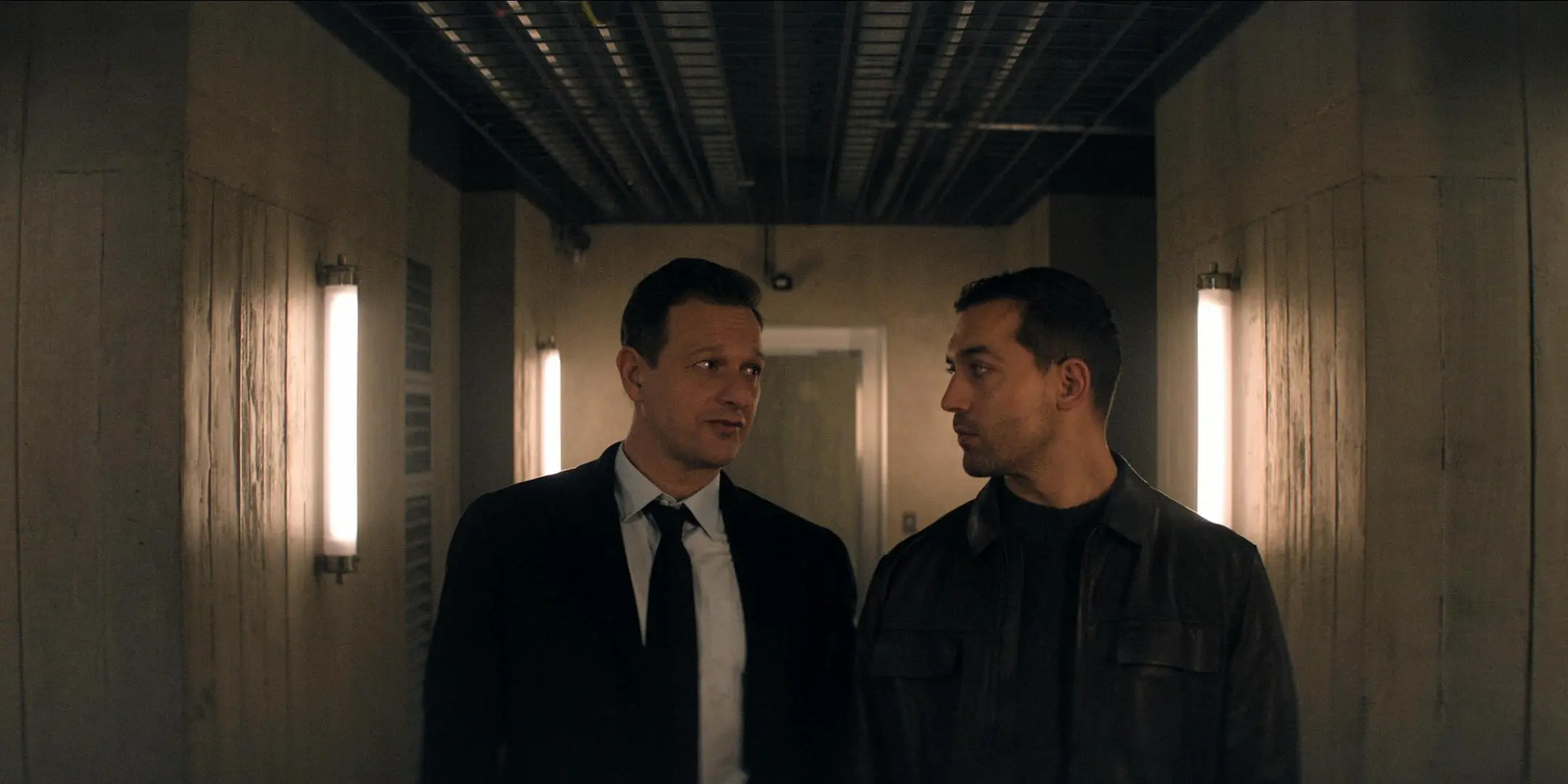 Josh Charles e Dali Benssalah in The Veil (2024)