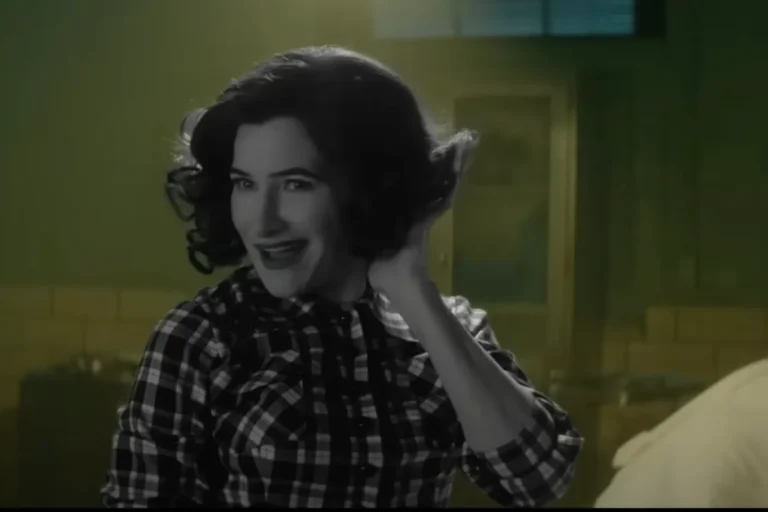 Agatha All Along, la showrunner spiega perch&eacute; non vediamo il volto di [SPOILER] nella premiere