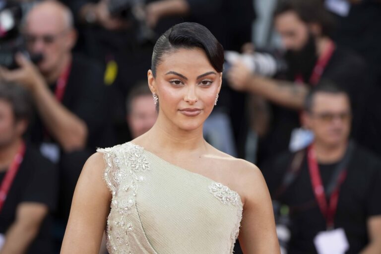Camila Mendes mostra il costume di Teela per Masters of the Universe!
