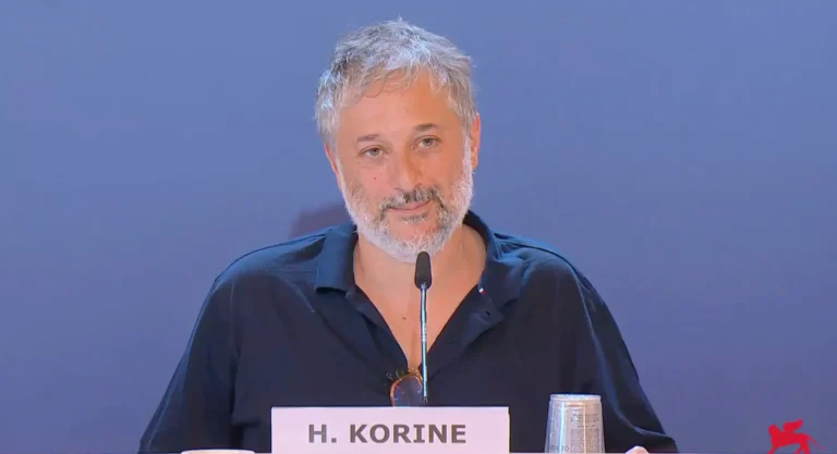 Harmony Korine dice che Hollywood sta iniziando a &ldquo;crollare creativamente&rdquo; mentre fuma in conferenza