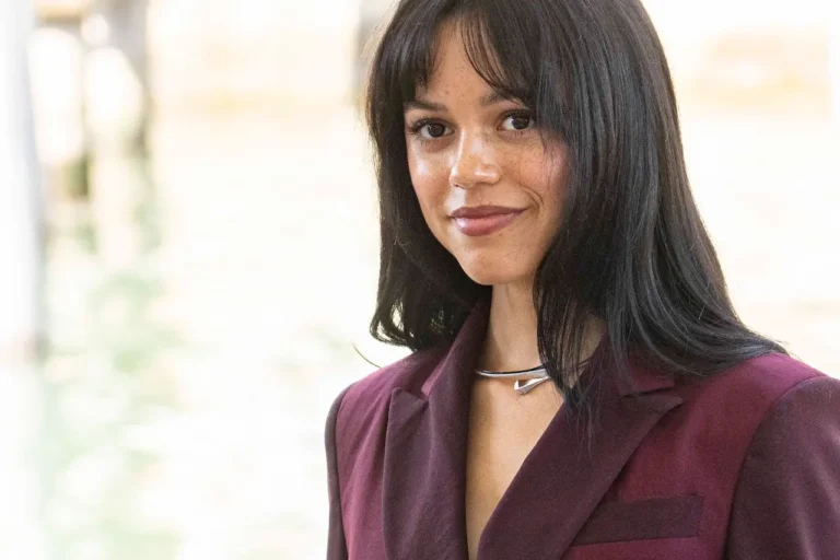 Jenna Ortega interpreta un robot nel primo footage di Klara and the Sun