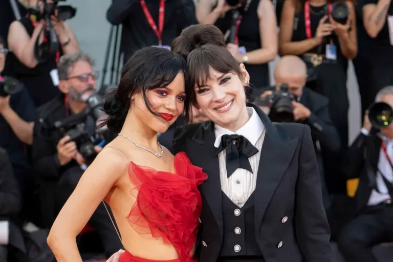 Jenna Ortega e Winona Ryder incantano il red carpet di Venezia 81, le foto Jenna Ortega e Winona Ryder incantano il red carpet di Venezia 81, le foto
