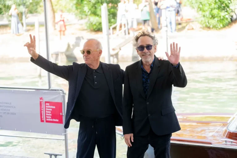 Venezia 81: le foto di Tim Burton e il cast che arrivano al lido per Beetlejuice Beetlejuice