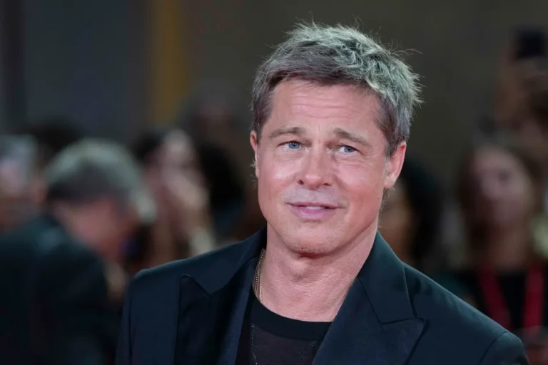 Le avventure di Cliff Booth: ecco Brad Pitt come Cliff Booth sul set del sequel di C&rsquo;era una volta a&hellip; Hollywood