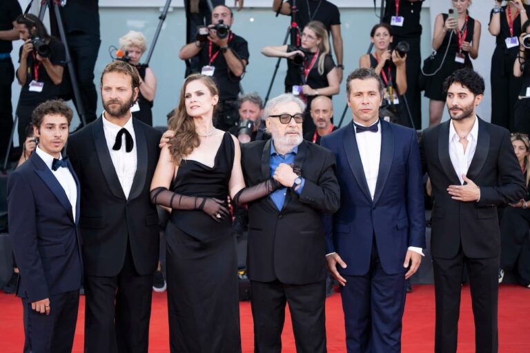 Festival di Venezia 2024: le foto dal red carpet con Alessandro Borghi