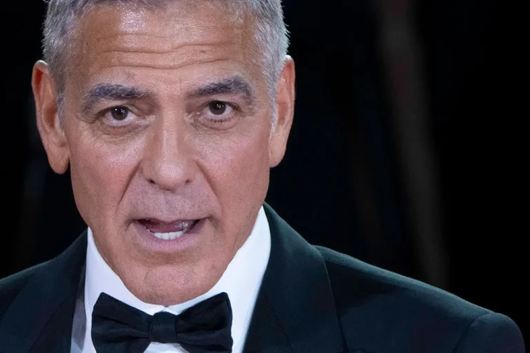 &ldquo;Batman ha i capezzoli, amico&rdquo;: George Clooney difende il controverso cambio di costume di Batman & Robin a distanza di 28 anni