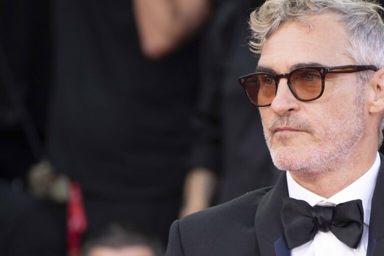 Joaquin Phoenix appare l’unico colpevole in un nuovo rapporto sul fallimento di Joker 2 Joaquin Phoenix appare l’unico colpevole in un nuovo rapporto sul fallimento di Joker 2