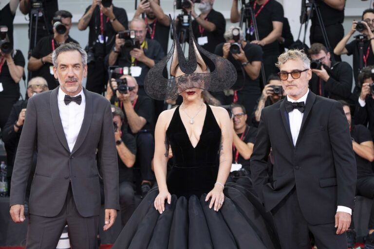 Joker: Folie à Deux, Lady Gaga e Joaquin Phoenix nelle foto sul red carpet di Venezia 81 Joker: Folie à Deux, Lady Gaga e Joaquin Phoenix nelle foto sul red carpet di Venezia 81