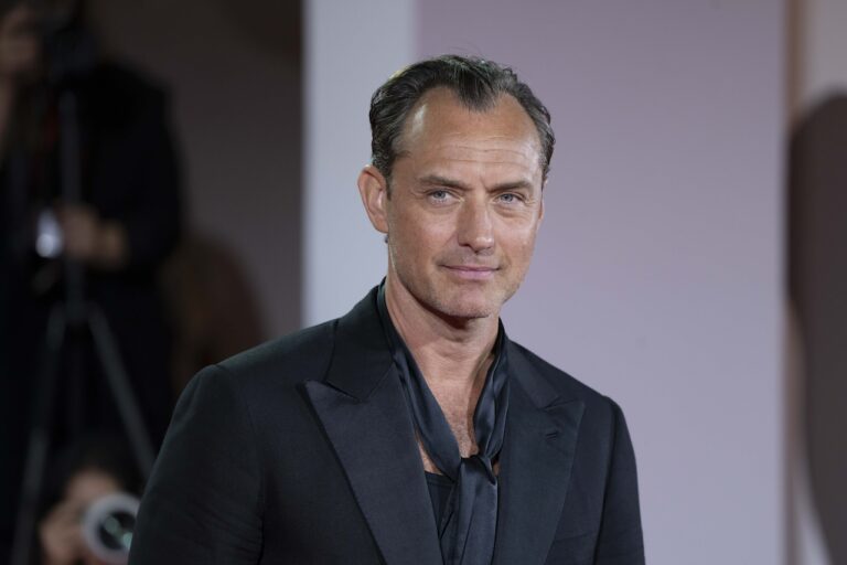 Jude Law &egrave; Vladimir Putin nelle nuove foto di The Wizard of the Kremlin