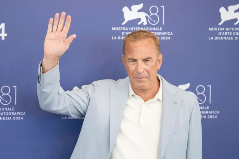 Kevin Costner e il cast di Horizon: An American Saga &ndash; Capitolo 2 a Venezia 81 &ndash; photocall