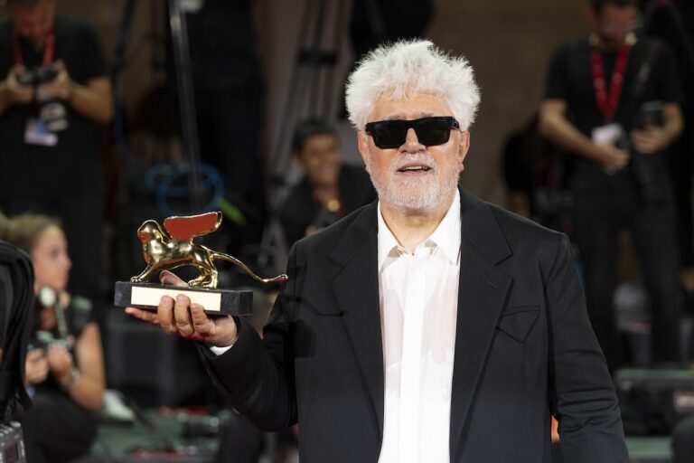 Venezia 81: il Leone a Pedro, le star, i giovani e gli spritz