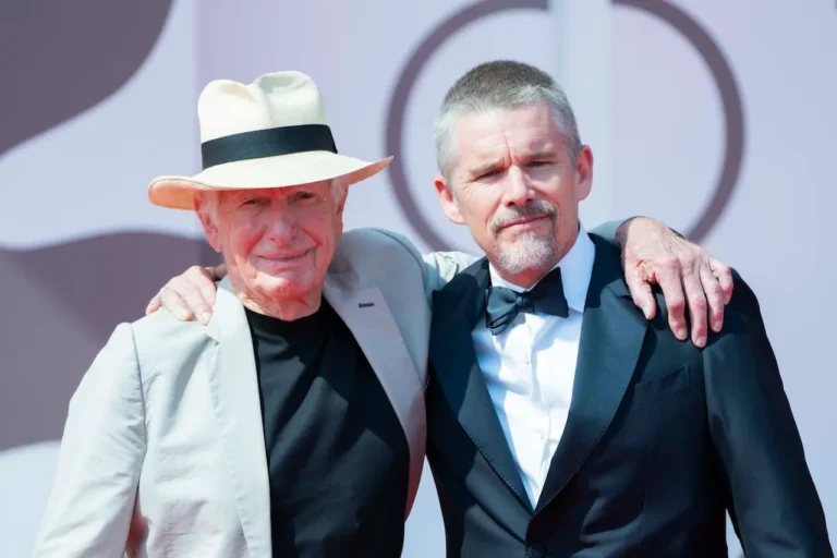 Ethan Hawke e il regista Peter Weir nelle foto dal red carpet di Venezia 81