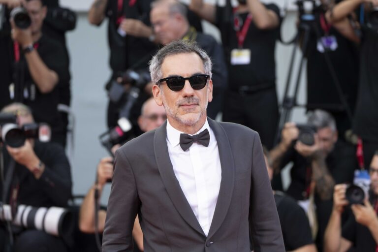 Todd Phillips spiega perch&eacute; la scena di Lady Gaga che bacia una ragazza &egrave; stata tagliata da Joker: Folie &agrave; Deux