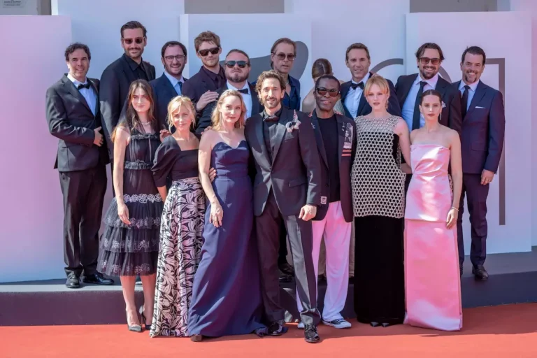 Festival di Venezia 2024: foto dal red carpet di The Brutalist con Adrien Brody