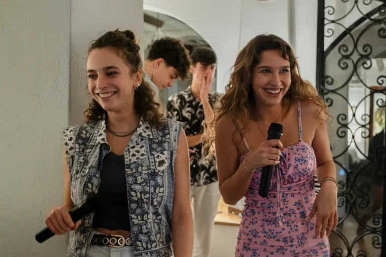 Adorazione, trailer e foto della nuova serie Netflix tratta dal romanzo di Alice Urciuolo