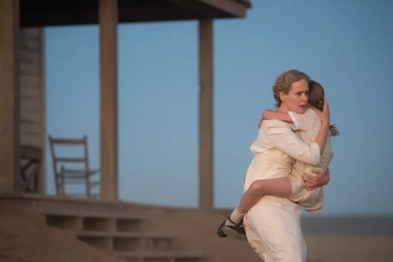 Hold Your Breath: recensione dell&rsquo;horror Disney+ con Sarah Paulson