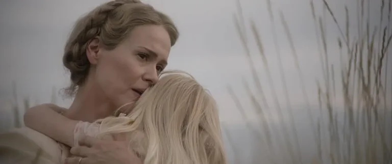 Hold Your Breath: i registi raccontano le origini dell&rsquo;Uomo Grigio nell&rsquo;horror con Sarah Paulson
