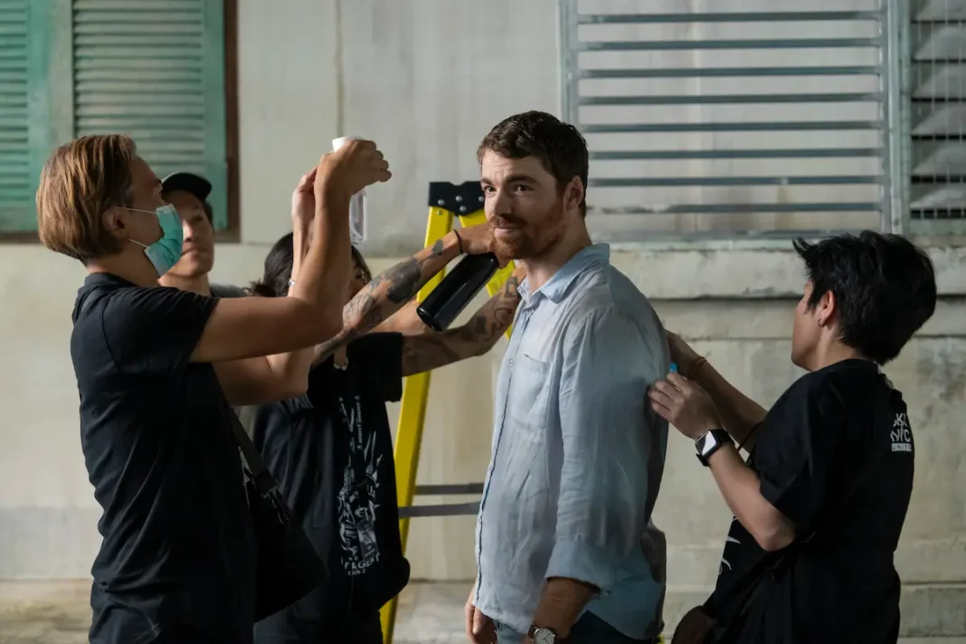 Gabriel Basso sul set di The Night Agent