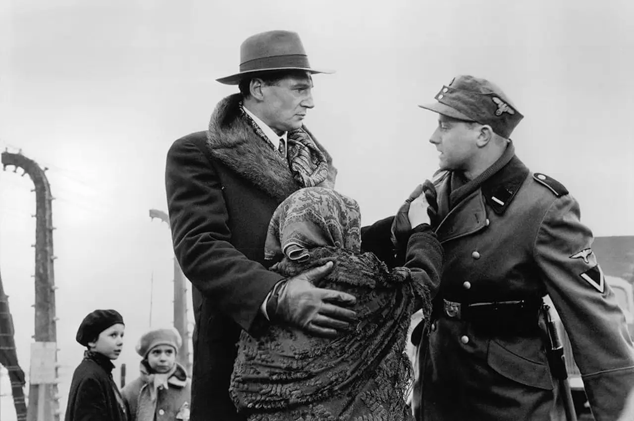 Liam Neeson, Olaf Lubaszenko e Anna Mucha in Schindler's List