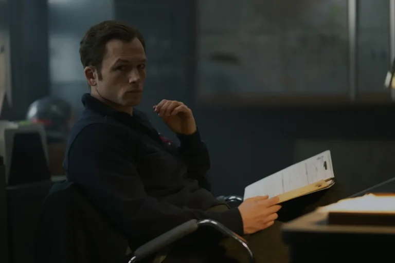 Smoke &ndash; Tracce di fuoco: trailer della serie Apple Tv+ con Taron Egerton