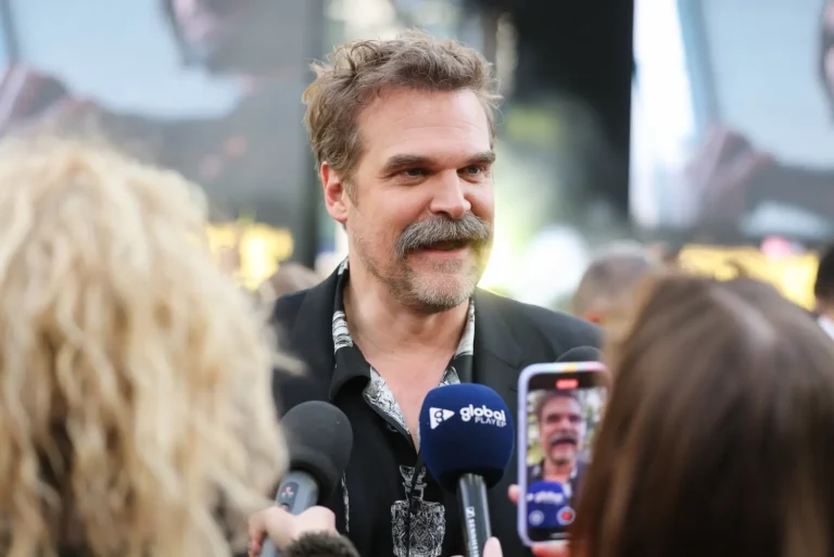 Courteney Cox dirige Patricia Arquette e David Harbour nel crime Evil Genius