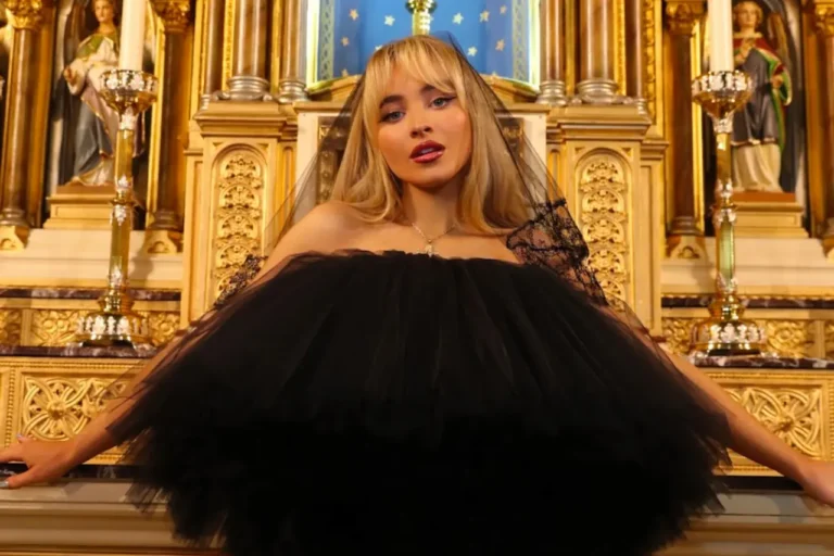 Sabrina Carpenter protagonista di un Alice in Wonderland versione musical