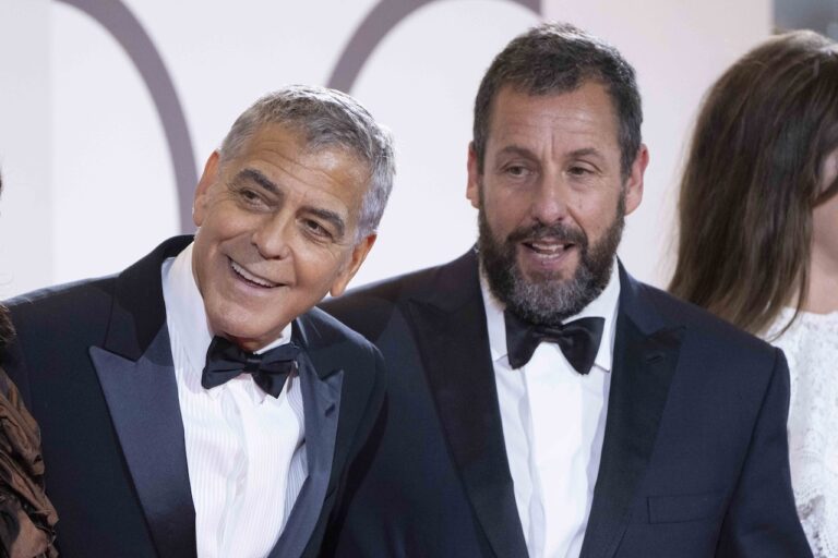 Venezia 82: il red carpet di Jay Kelly con George Clooney, Adam Sandler e Laura Dern