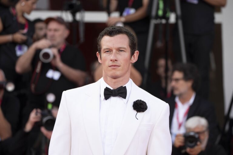 Callum Turner si rifiuta di commentare le voci sul suo eventuale futuro da James Bond