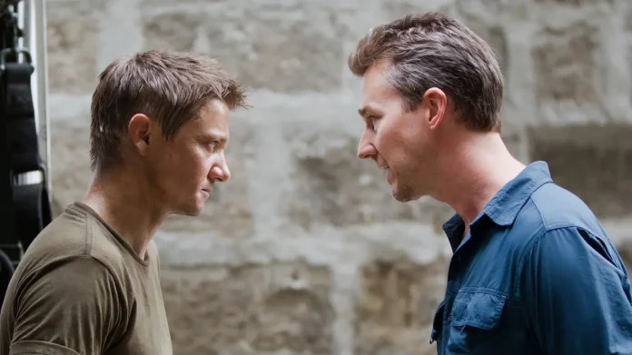 Jeremy Renner ed Edward Norton in The Bourne Legacy Jeremy Renner ed Edward Norton in The Bourne Legacy