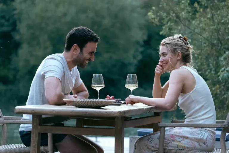 All of You: il trailer italiano del romantic drama Apple Tv+ con Brett Goldstein e Imogen Poots