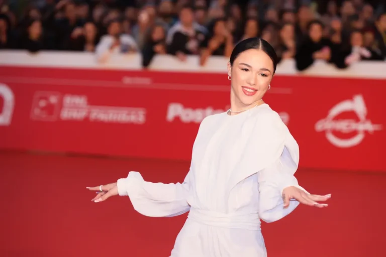 Maria Esposito conquista il tappeto rosso della Festa del Cinema di Roma