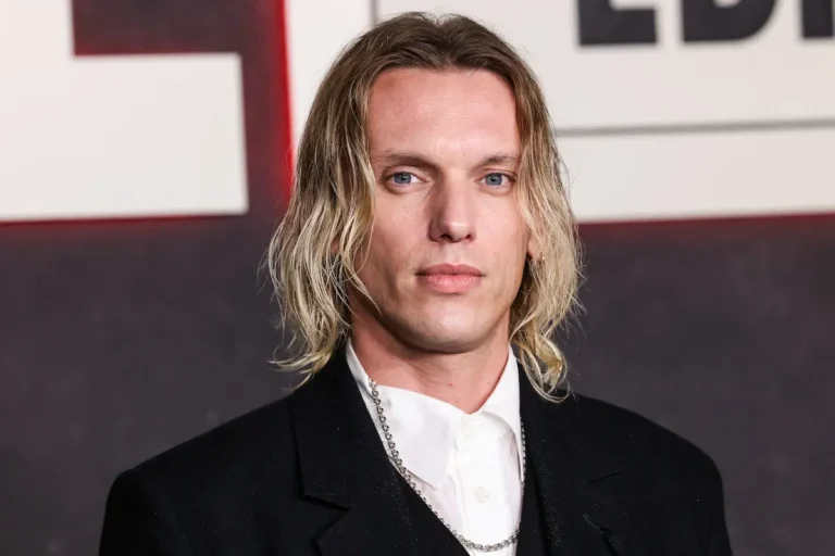 Jamie Campbell Bower debutta come Henry Creel nel prequel teatrale di Stranger Things e anticipa come influenzer&agrave; la storia di Vecna nella stagione 5