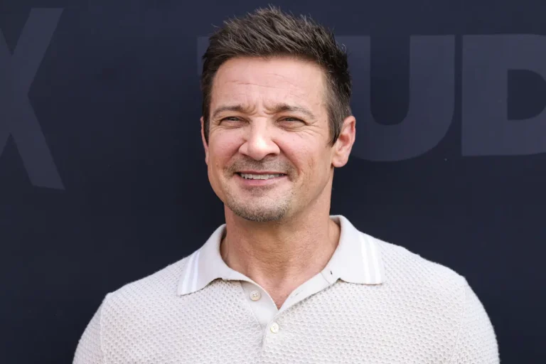 Jeremy Renner alimenta le voci sul ritorno di Hawkeye negli Avengers con una nuova immagine Jeremy Renner alimenta le voci sul ritorno di Hawkeye negli Avengers con una nuova immagine