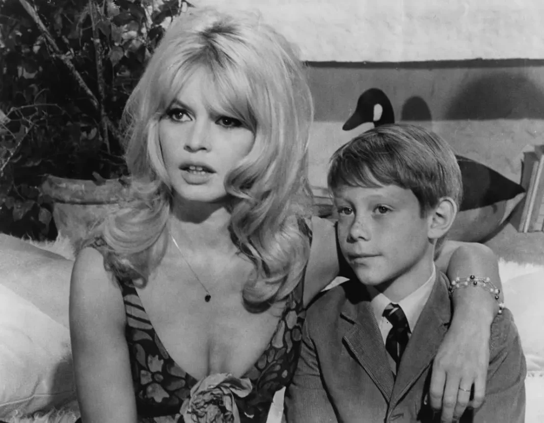 Brigitte Bardot and Bill Mumy in Erasmo il lentigginoso (1965) Brigitte Bardot and Bill Mumy in Erasmo il lentigginoso (1965)