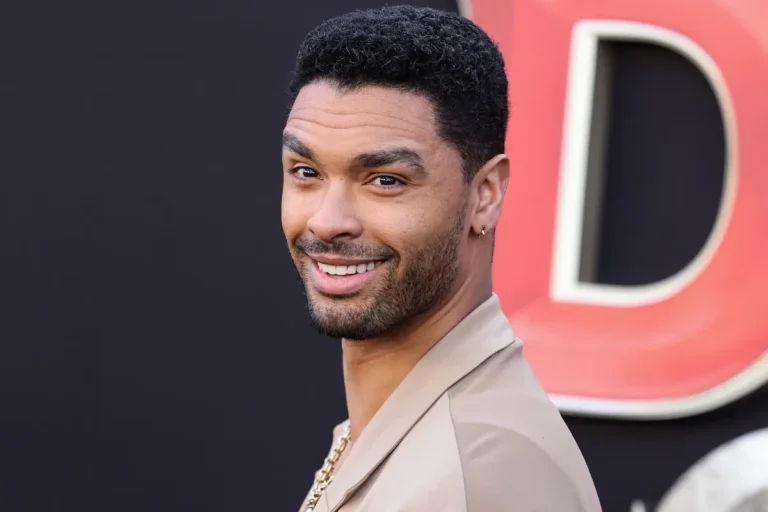 Reg&eacute;-Jean Page nel cast di una serie Netflix cinque anni dopo l&rsquo;uscita di Bridgerton